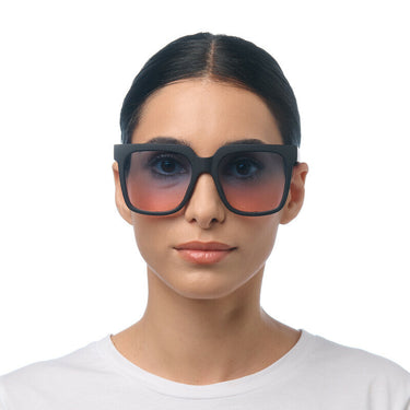 Okkia Roma Unisex Güneş Gözlüğü
Siyah / Lens: Mavi/Pembe gradyan