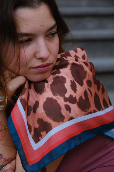 Less Atelier Leopard Fular